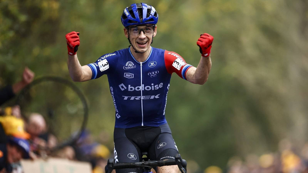 Lars van der Haar viert zijn overwinning op de Koppenbergcross in 2024.
